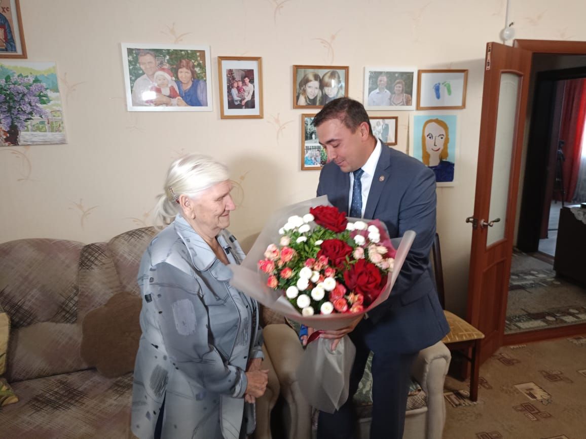 Глава Буинского района поздравил свою первую учительницу с Днем учителя (фото)