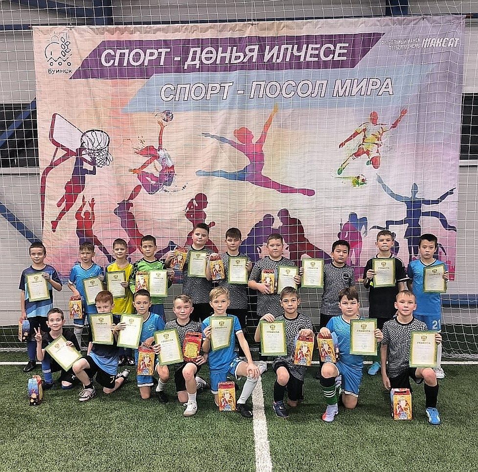 В футбольном манеже «Максат» состоялся предновогодний турнир на «Призы Деда Мороза»