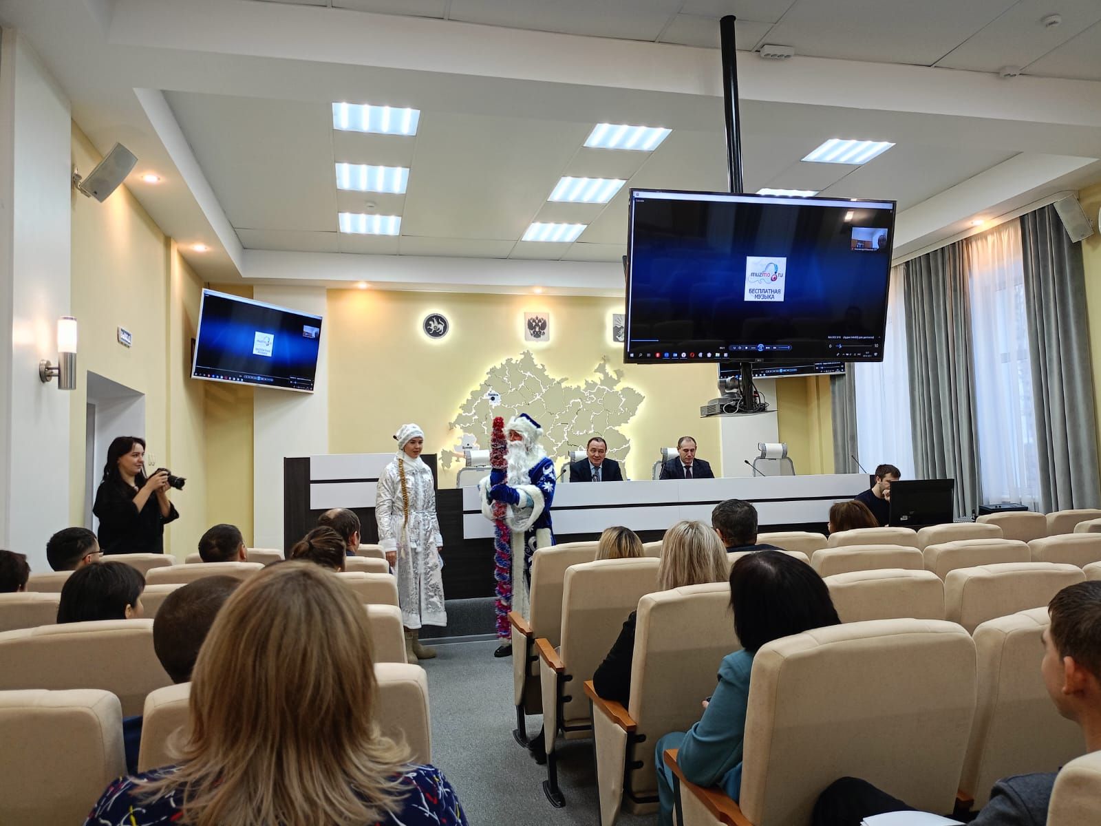 Дед Мороз и Снегурочка поздравили руководителей района