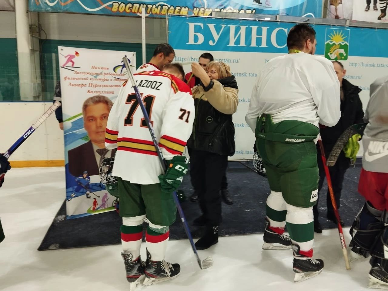 Сегодня в Буинске матчем  по хоккею почтили память Линара Валиуллина его воспитанники и земляки (фоторепортаж)