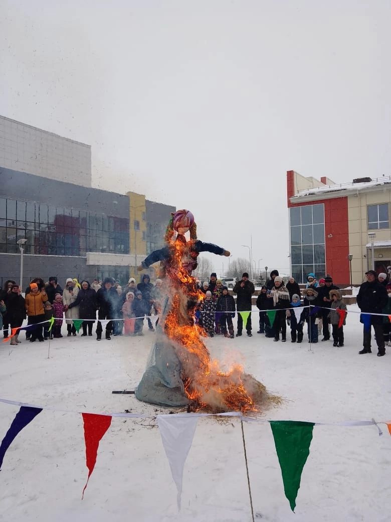 Сегодня в Молодежном парке Буинска встречали Масленицу (+фото)