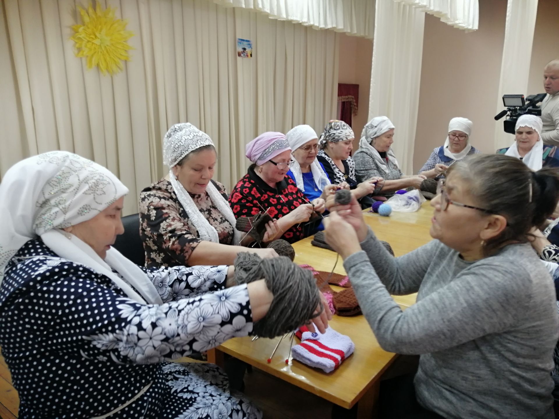 Удобные для нажатия на курок. В Буинском районе для участников СВО вяжут специальные варежки (фото, видео)