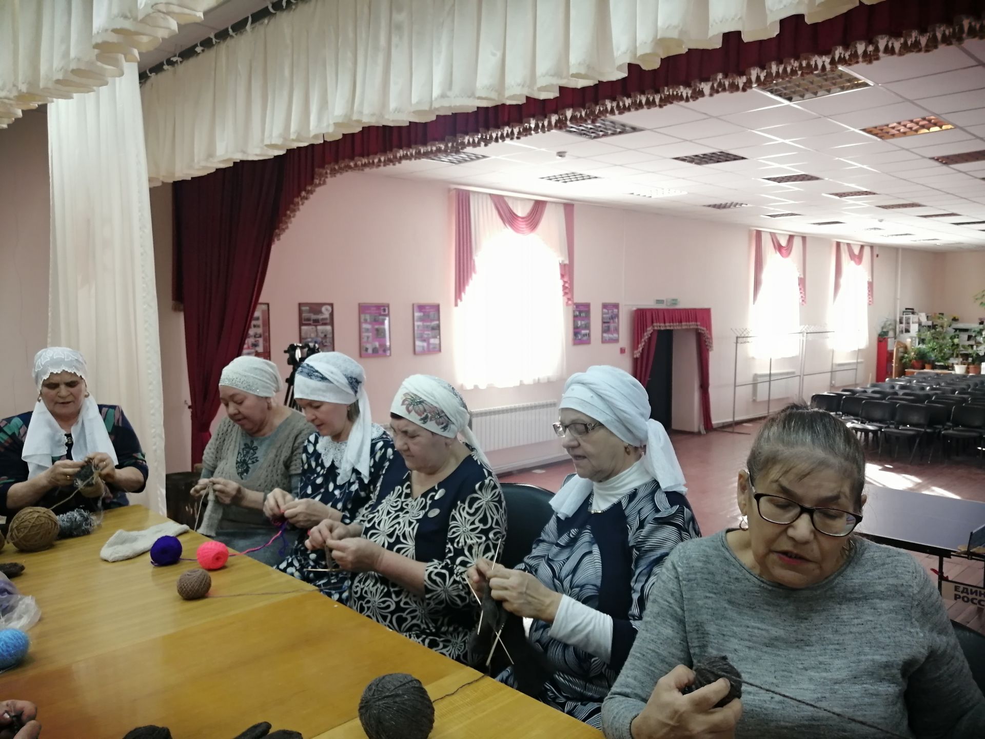 Удобные для нажатия на курок. В Буинском районе для участников СВО вяжут специальные варежки (фото, видео)