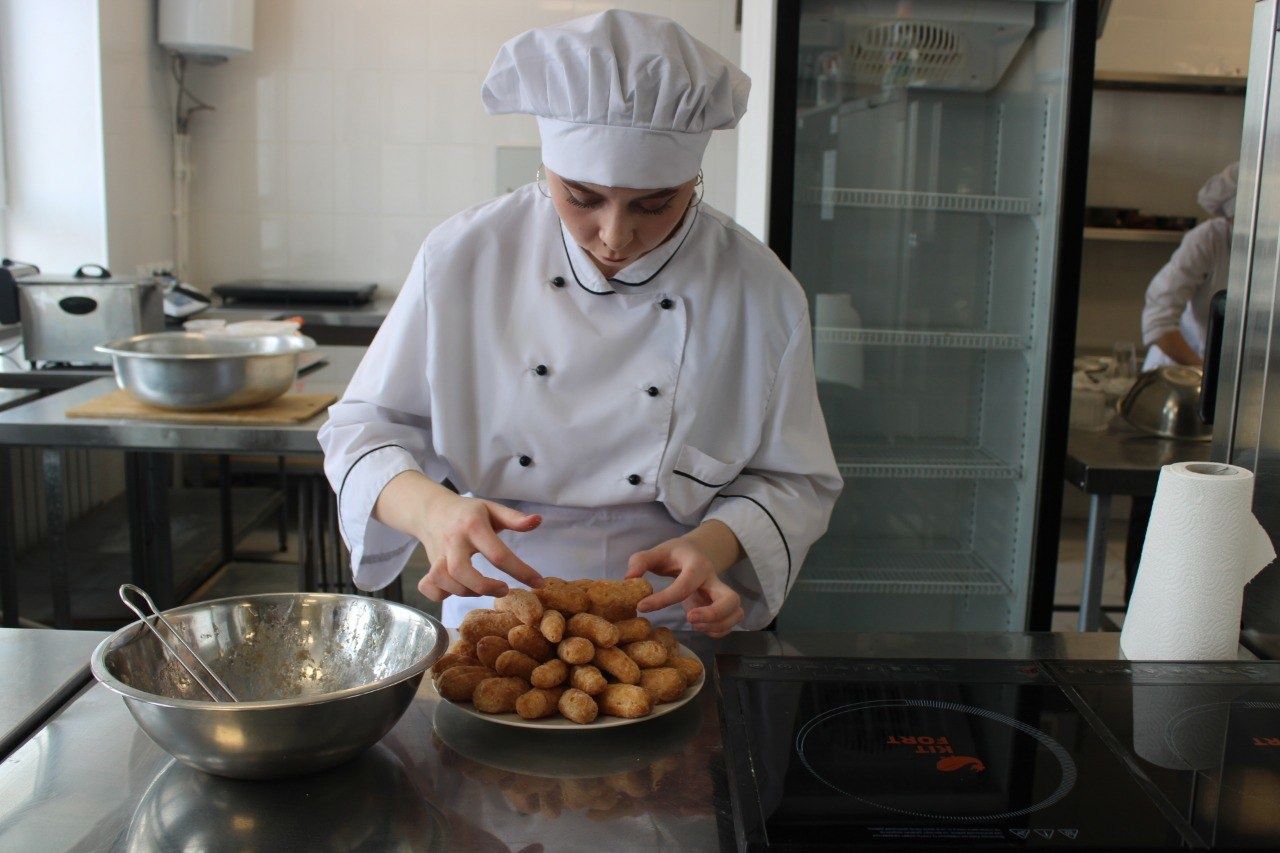 Наша землячка Резида Хусаинова оценила в Буинске блюда, приготовленные молодыми мастерами