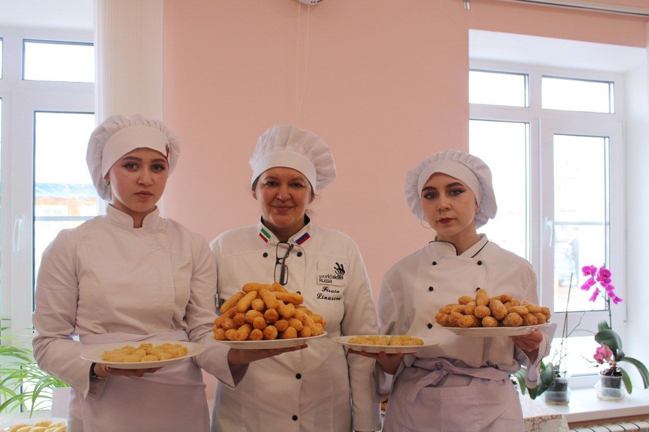Наша землячка Резида Хусаинова оценила в Буинске блюда, приготовленные молодыми мастерами
