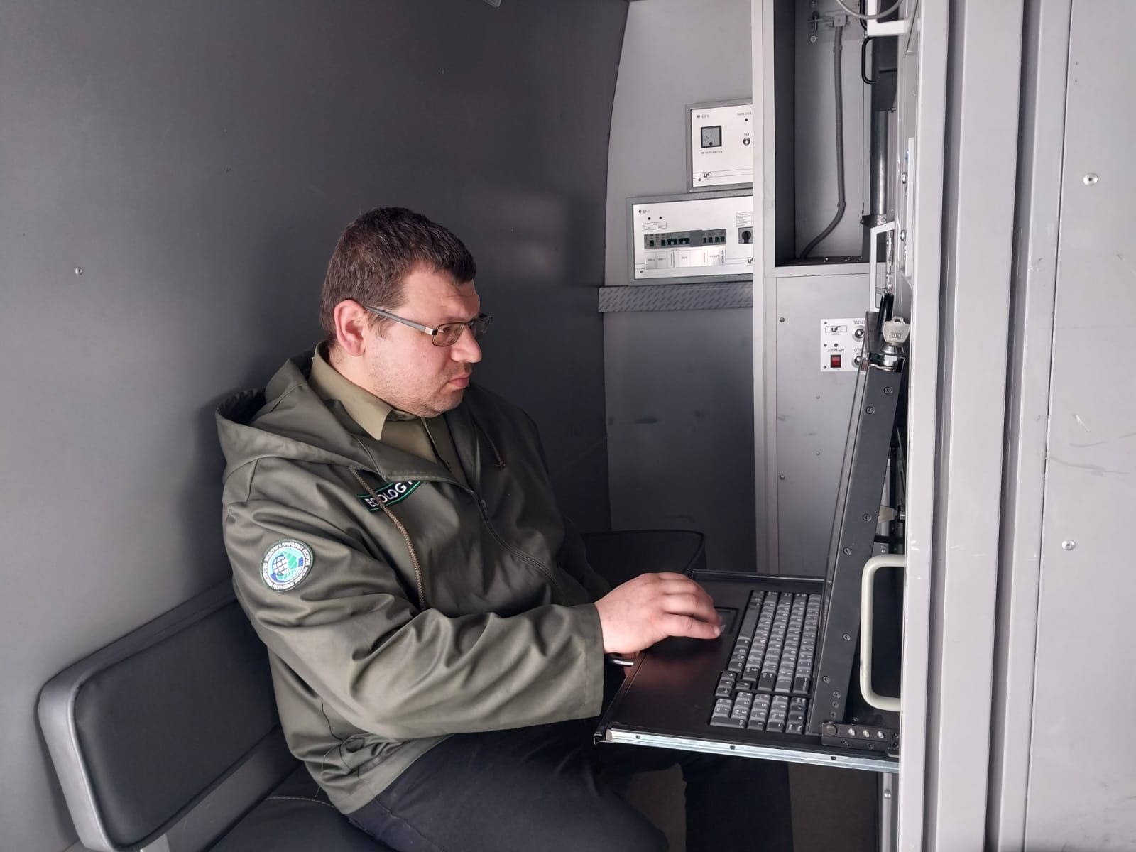 Сегодня по жалобе жителей о неприятном запахе в Буинске приехала экологическая передвижная лаборатория из Казани (+фото)