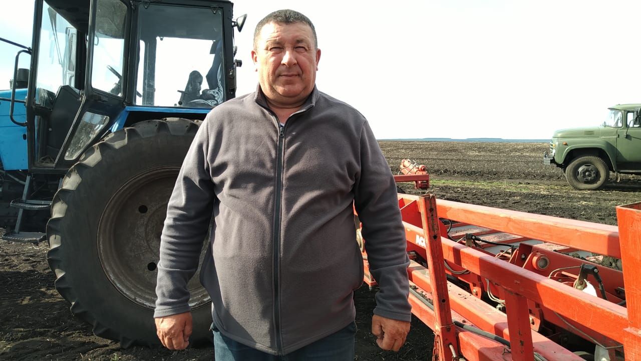 Глава района Ранис Камартдинов знакомится с ходом полевых работ (+фото)