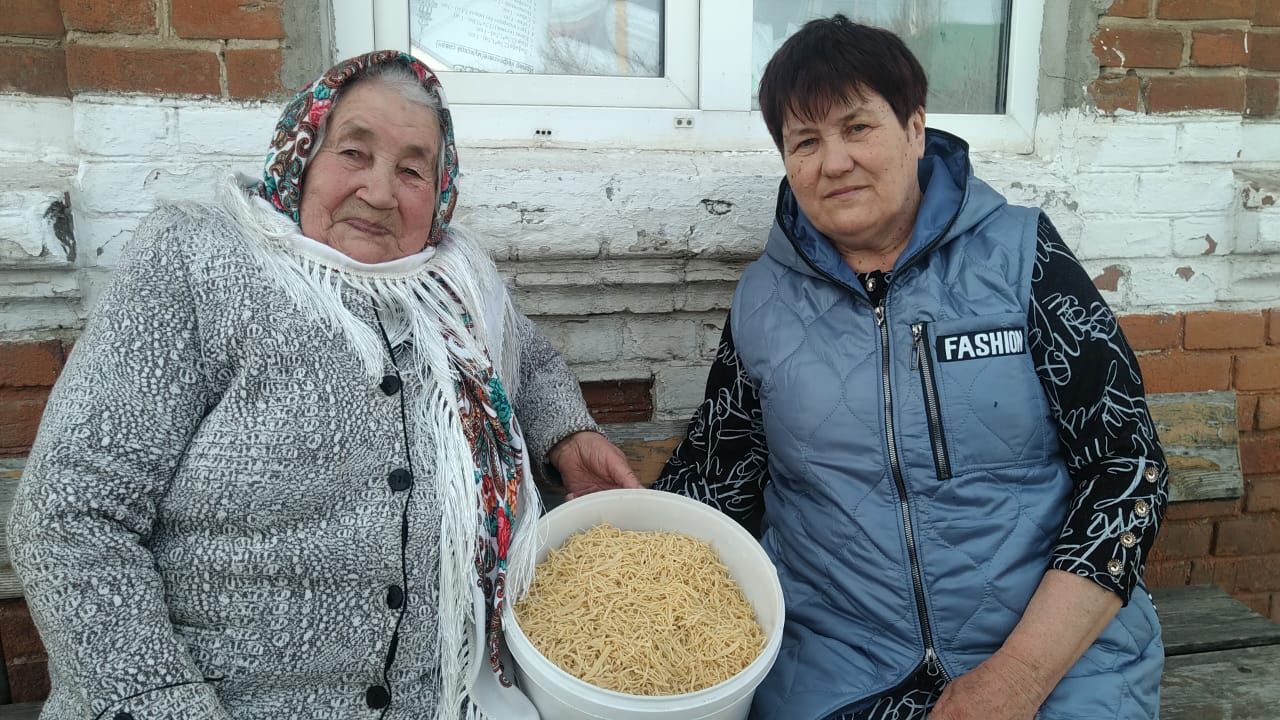 86-летняя бабушка из Сорок-Сайдак привезла в приют человека домашнюю лапшу из  35 яиц (фото, видео)