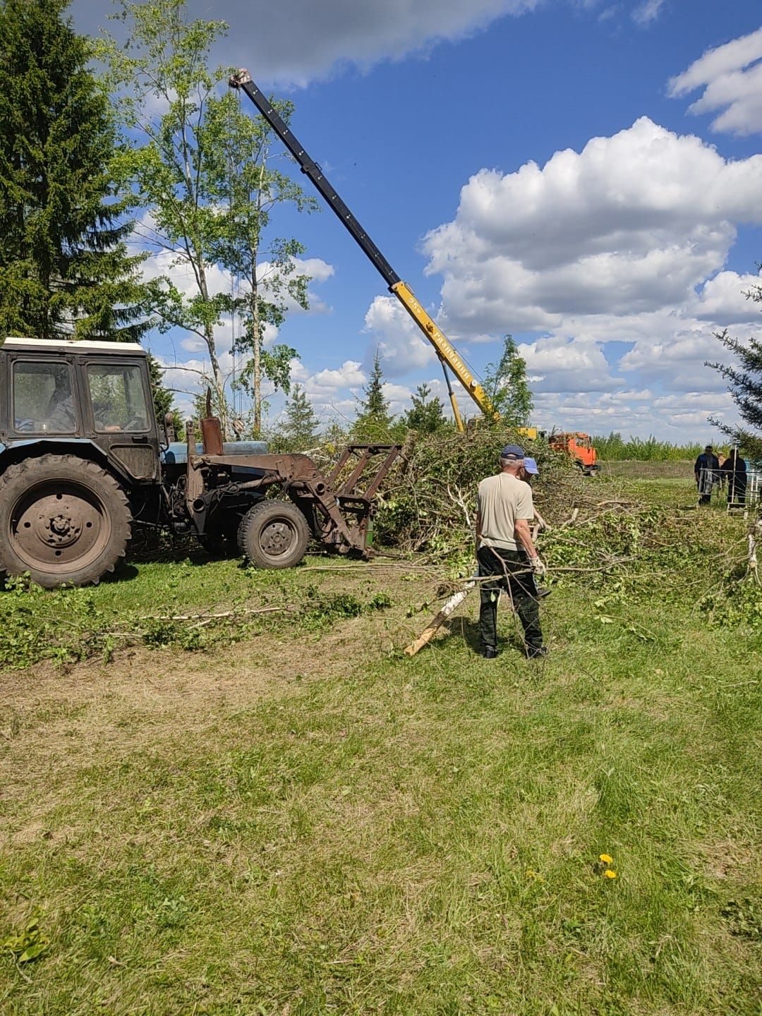 Жители деревни Вольный Стан Буинского района провели уборку на кладбище (+фото)