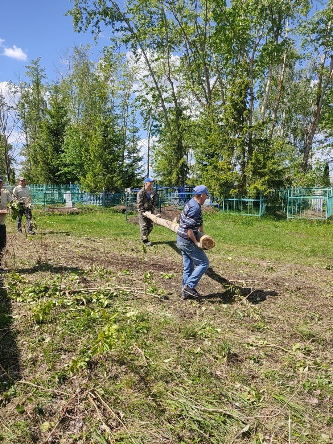 Жители деревни Вольный Стан Буинского района провели уборку на кладбище (+фото)