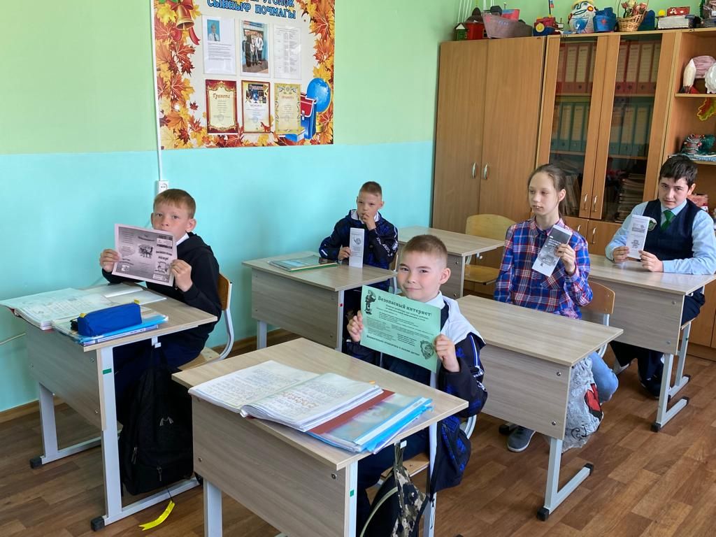 Психолог центра  соцобслуживания «Гармония»  в Буинском районе  провела  с несовершеннолетними  занятие  на тему: «День рождения интернета»