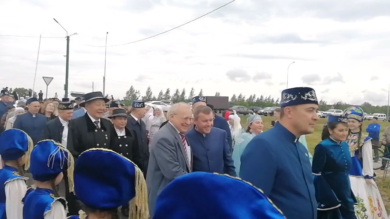 На Буинский Сабантуй приехали заместитель Премьер-министра РТ Лейла Фазлеева и министр сельского хозяйства и продовольствия Марат Зяббаров.