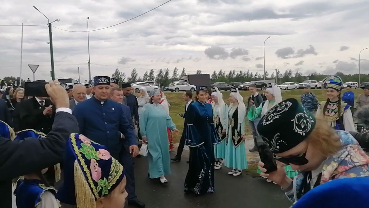 На Буинский Сабантуй приехали заместитель Премьер-министра РТ Лейла Фазлеева и министр сельского хозяйства и продовольствия Марат Зяббаров.