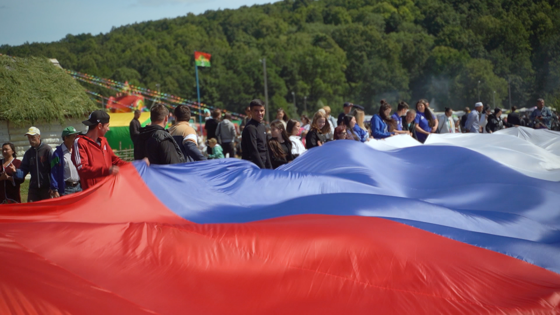 «Молодая гвардия Республики Татарстан» в День России провела масштабную акцию и развернула флаг России