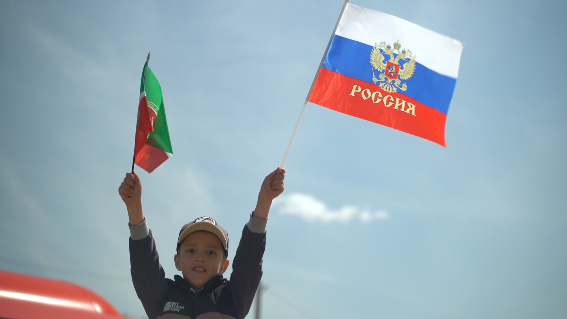 «Молодая гвардия Республики Татарстан» в День России провела масштабную акцию и развернула флаг России