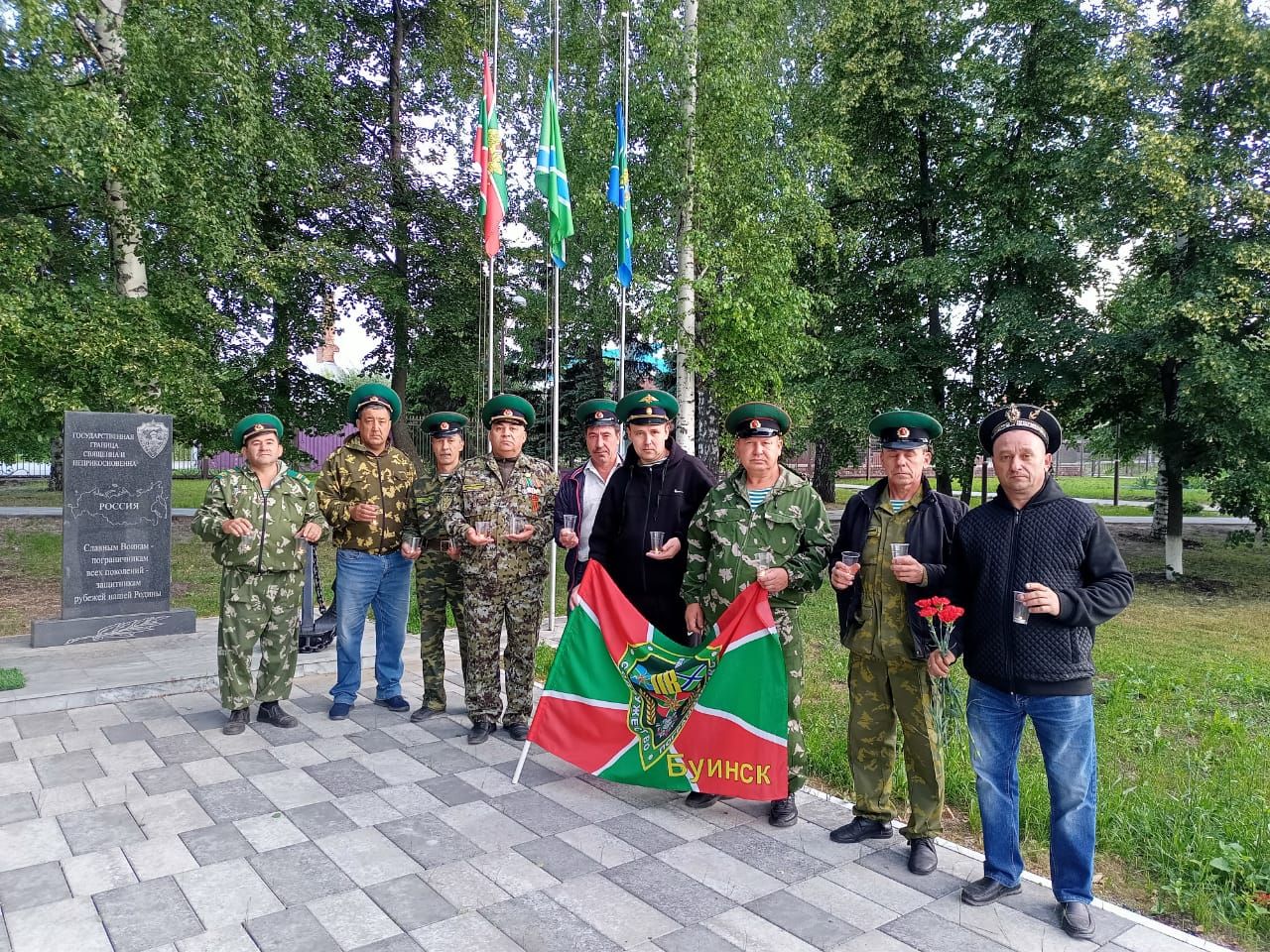 Сегодня в четыре часа утра пограничники района собрались у памятника в Центральном парке