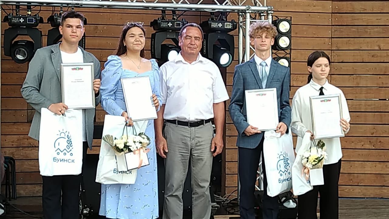 В Буинске в День молодёжи молодёжь «искупалась» в краске. Празник получился замечательный (фото)