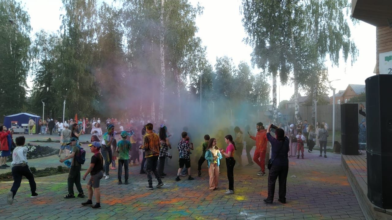 В Буинске в День молодёжи молодёжь «искупалась» в краске. Празник получился замечательный (фото)