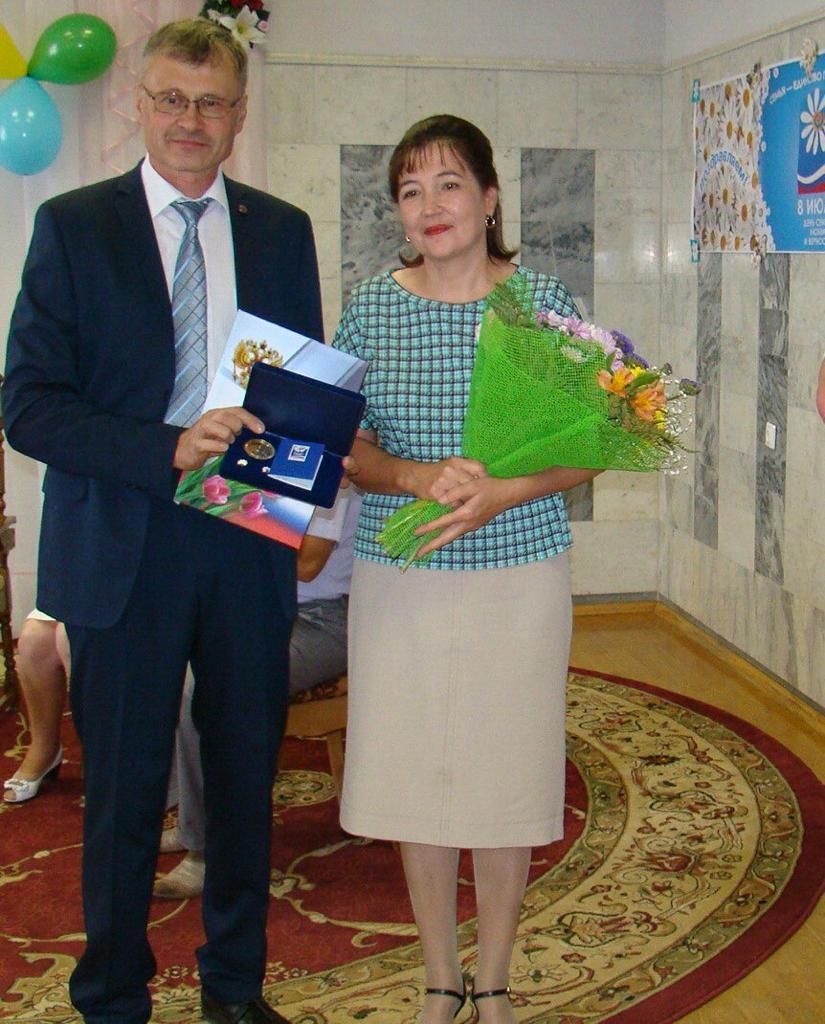 Гузелия и Рафик Заляловы из Буинска одна из  пар в районе, удостоившаяся медали «За верность и любовь»