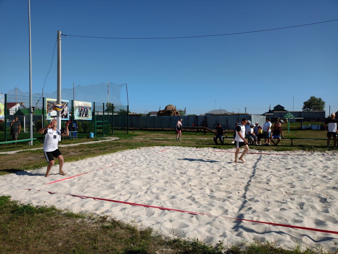 Сегодня в деревне Адав-Тулумбаево прошли соревнования по пляжному волейболу и футболу