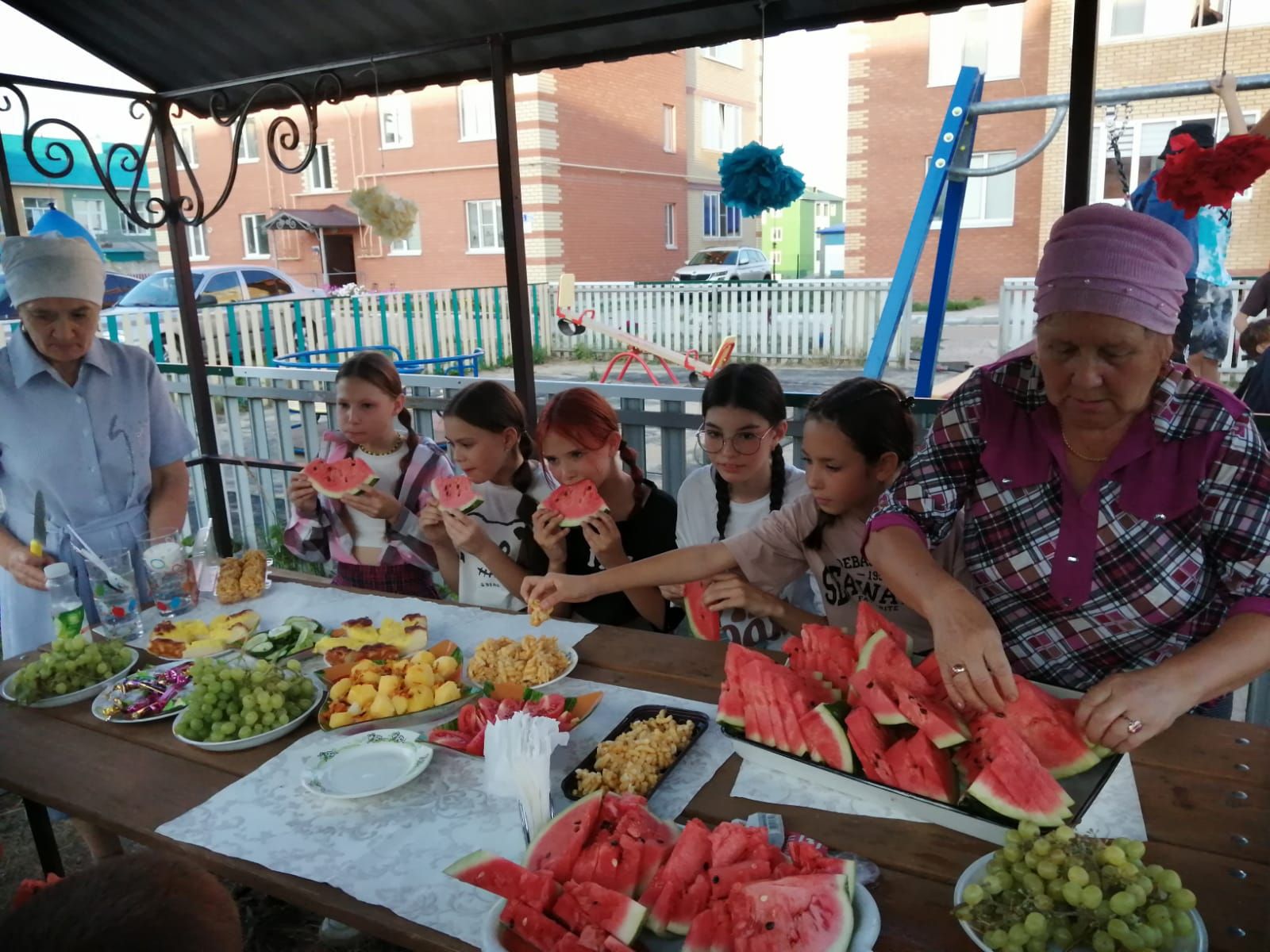 Сегодня председатель ТОС «Мелиоратор» Гиматдинова Масхуда провела праздник  «День веселого арбуза»