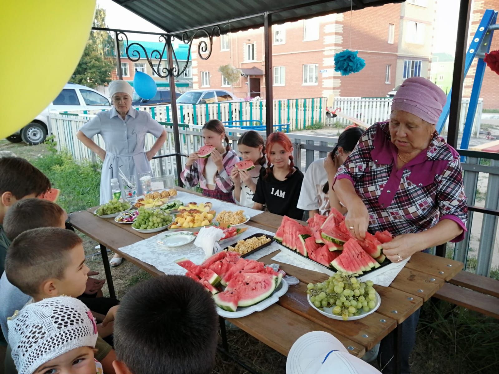 Сегодня председатель ТОС «Мелиоратор» Гиматдинова Масхуда провела праздник  «День веселого арбуза»