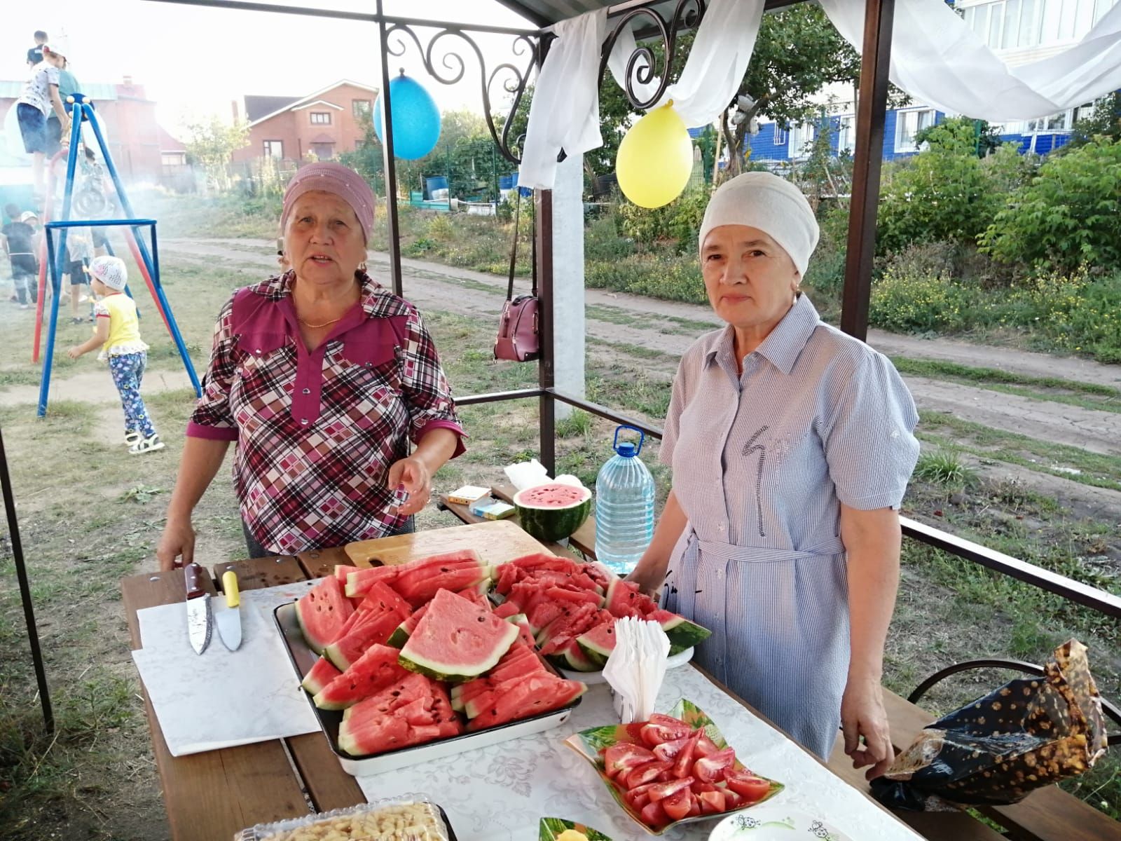 Сегодня председатель ТОС «Мелиоратор» Гиматдинова Масхуда провела праздник  «День веселого арбуза»