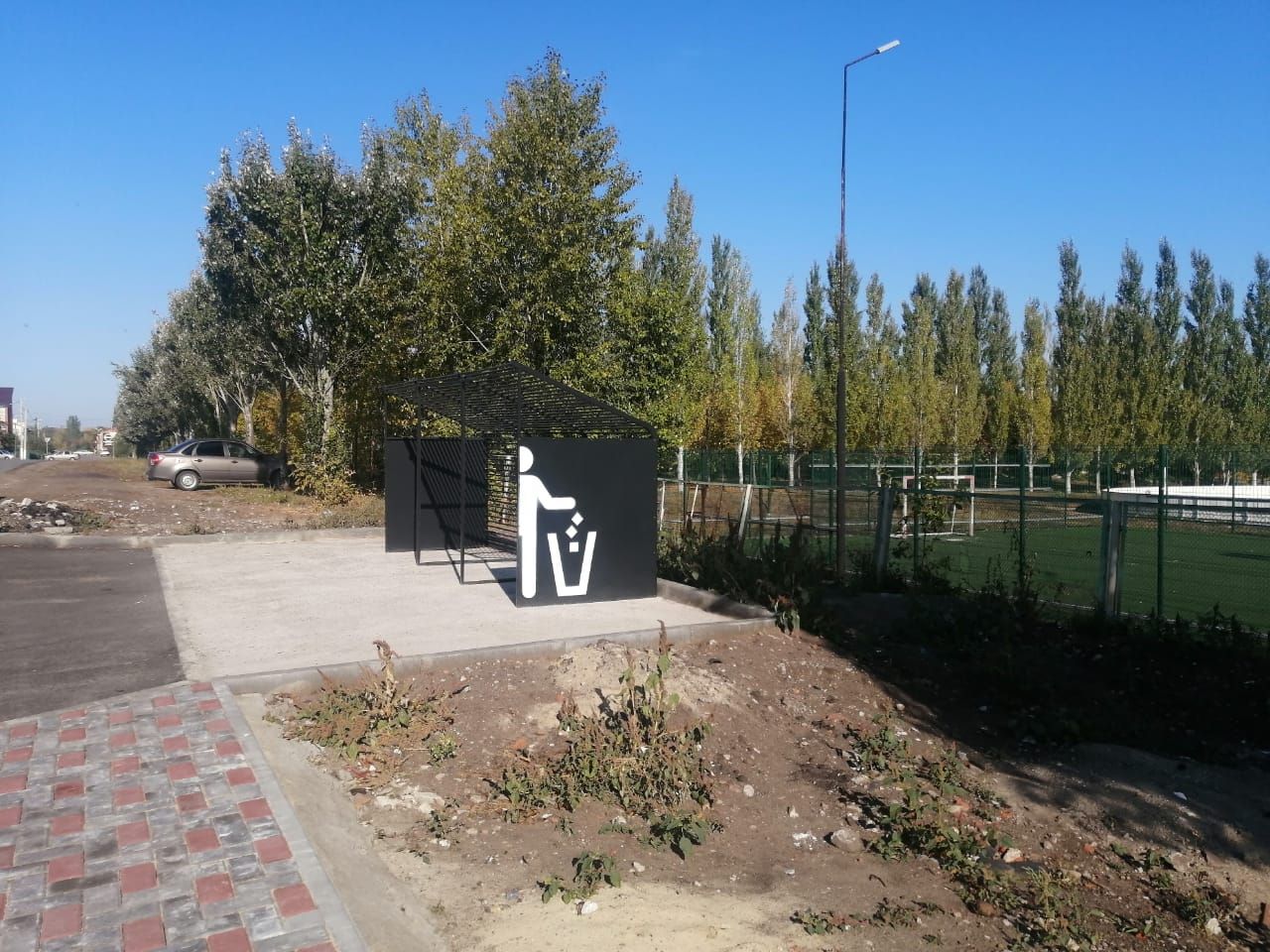 В Буинске  устанавливают контейнерные площадки для мусора с навесом по программе «Наш двор»