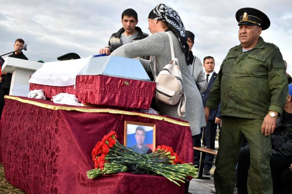 Буинск в один день простился с двумя героями (фото)