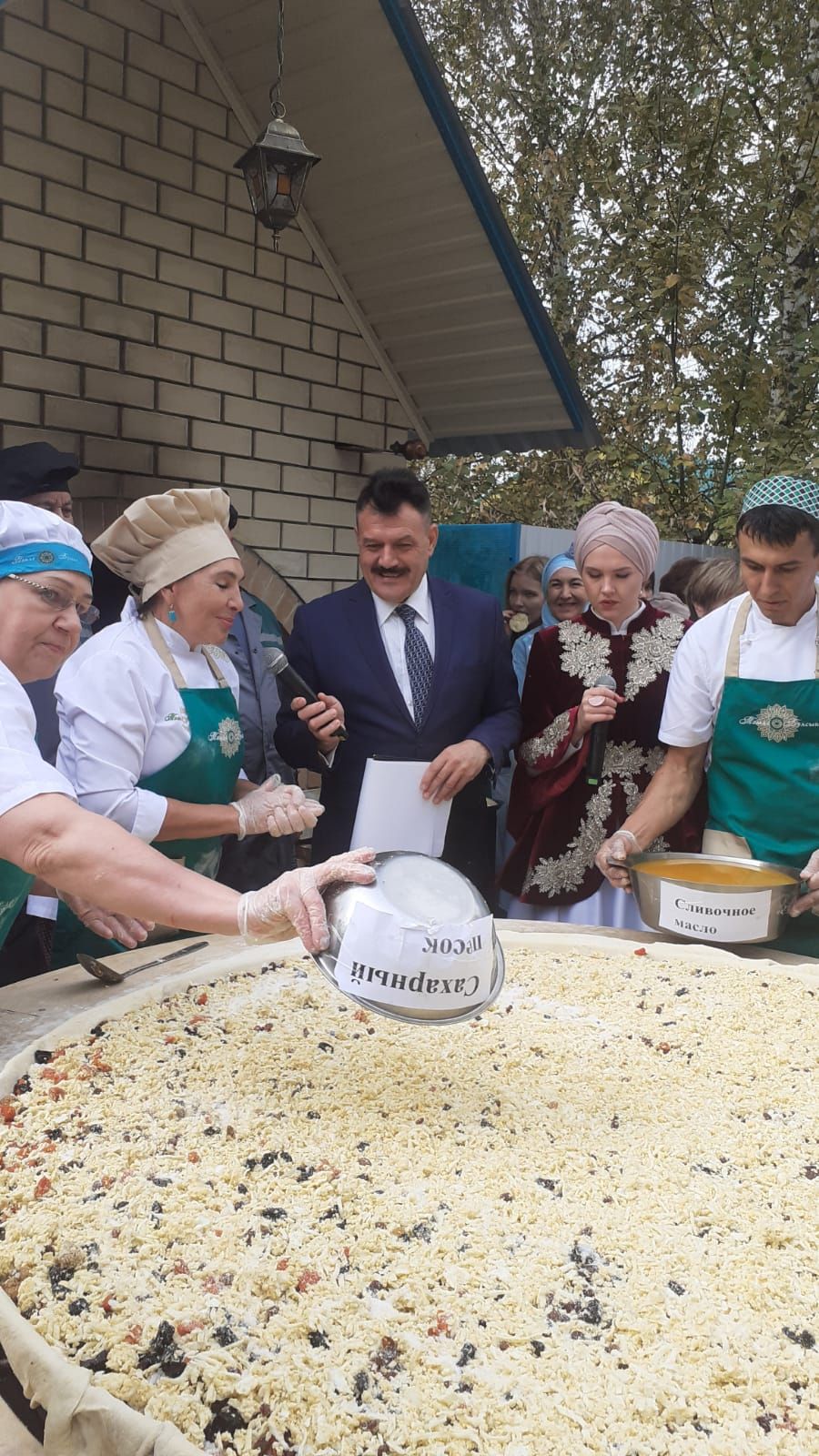 Наша землячка Резеда Хусаинова испекла в Казани 150-килограммовую  губадию (фото, видео)