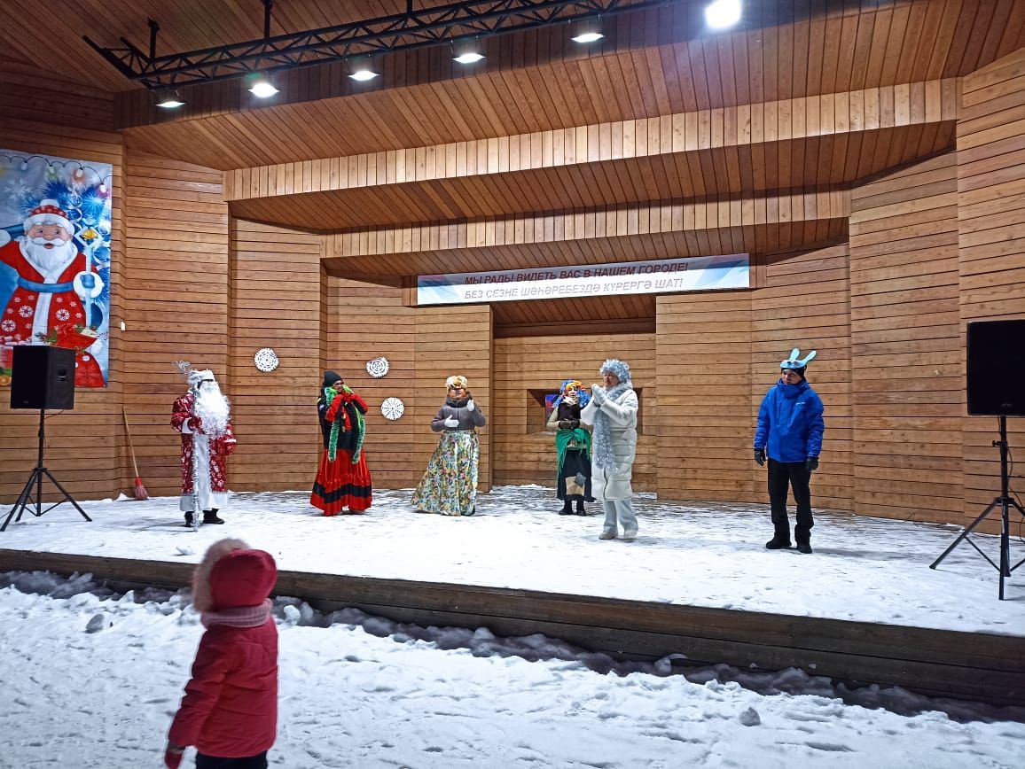 Новогодние представления в парках Буинска продолжаются
