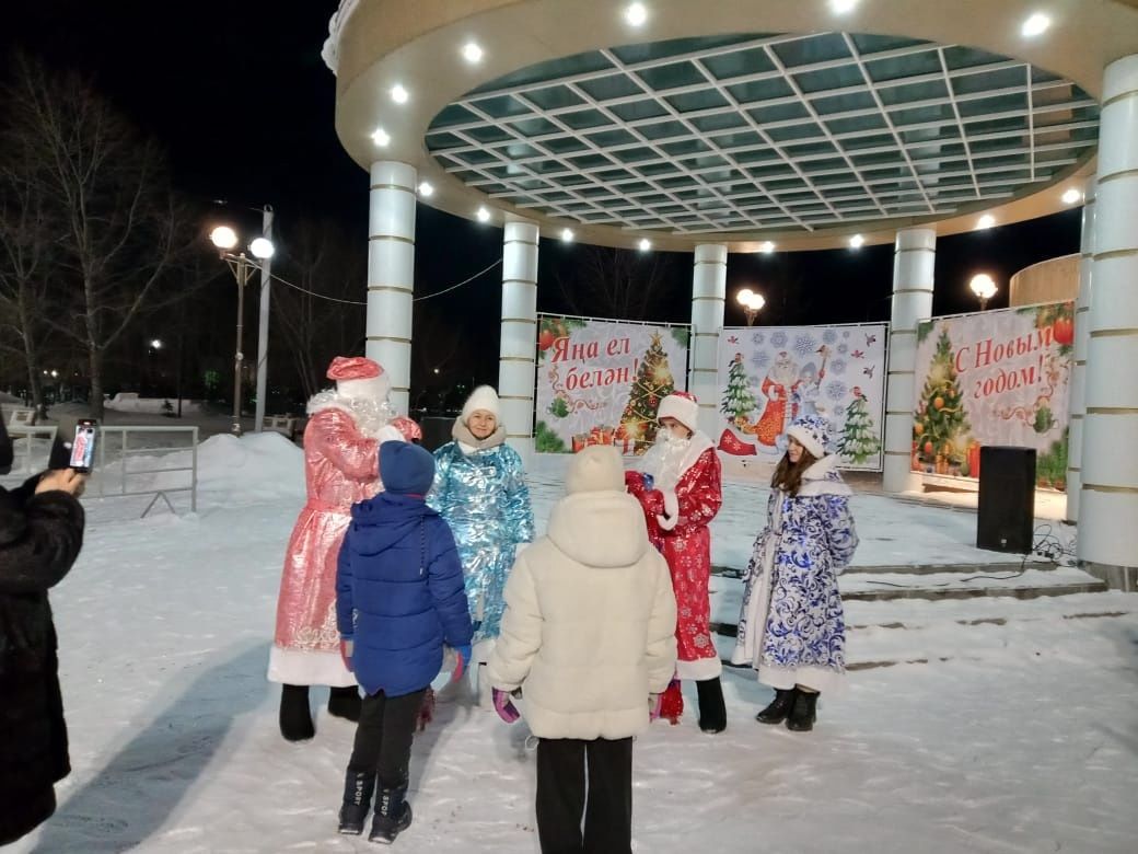 Новогодние представления в парках Буинска продолжаются