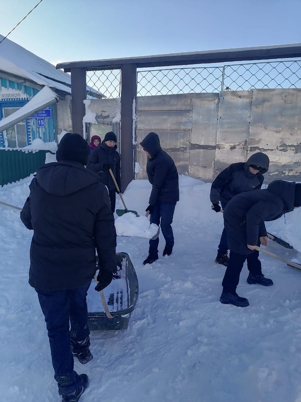 В селе Альшеево мать участника СВО не смогла сдержать слез, увидев очищенный от снега двор