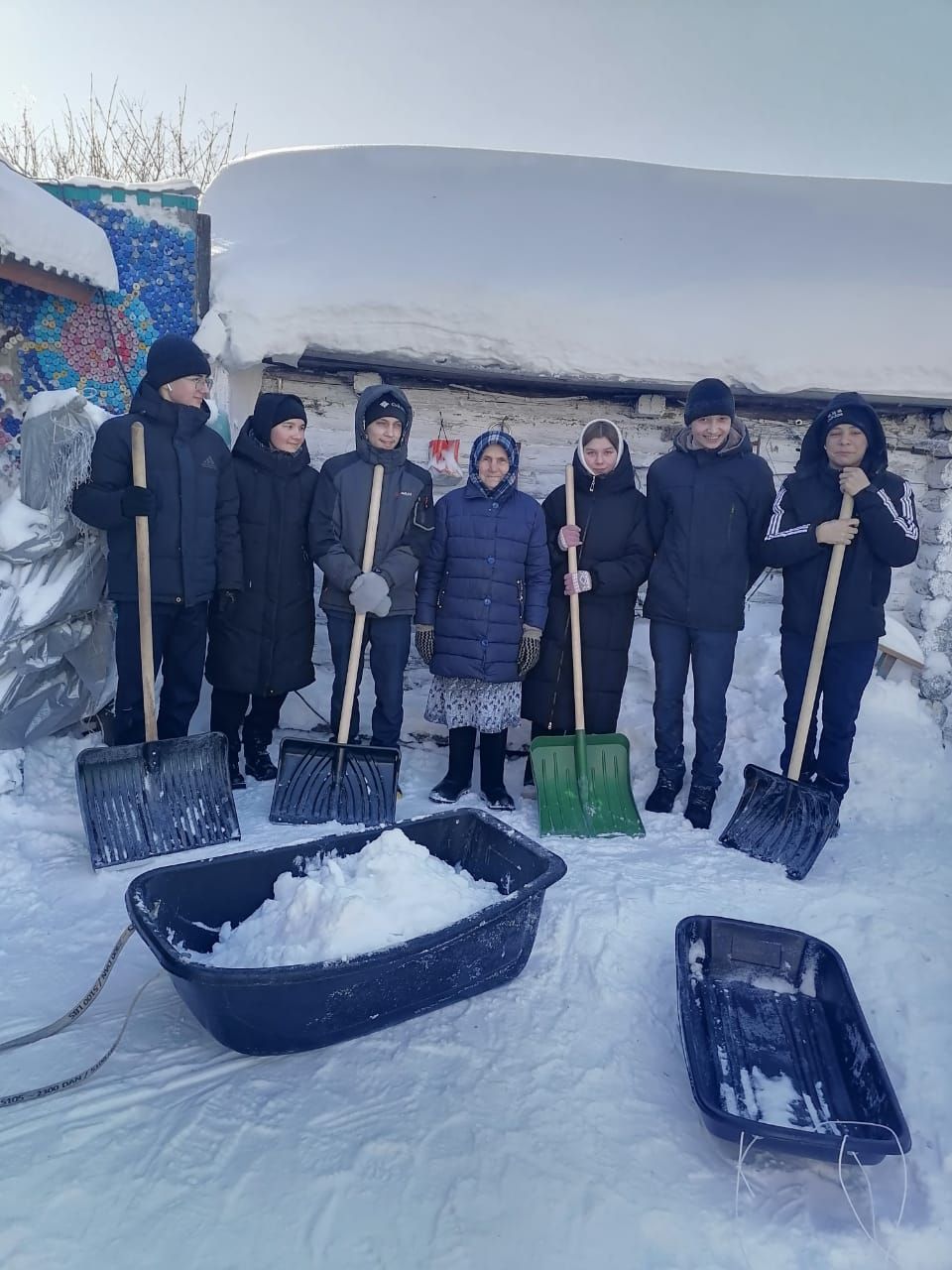 В селе Альшеево мать участника СВО не смогла сдержать слез, увидев очищенный от снега двор