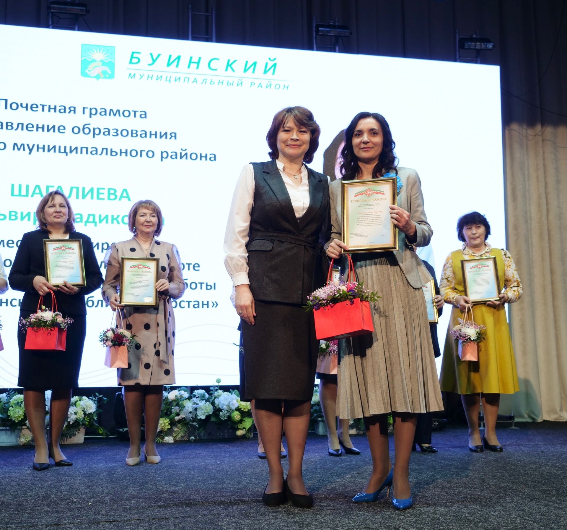 Лучшие работники образования Буинского района награждены нагрудными знаками и грамотами