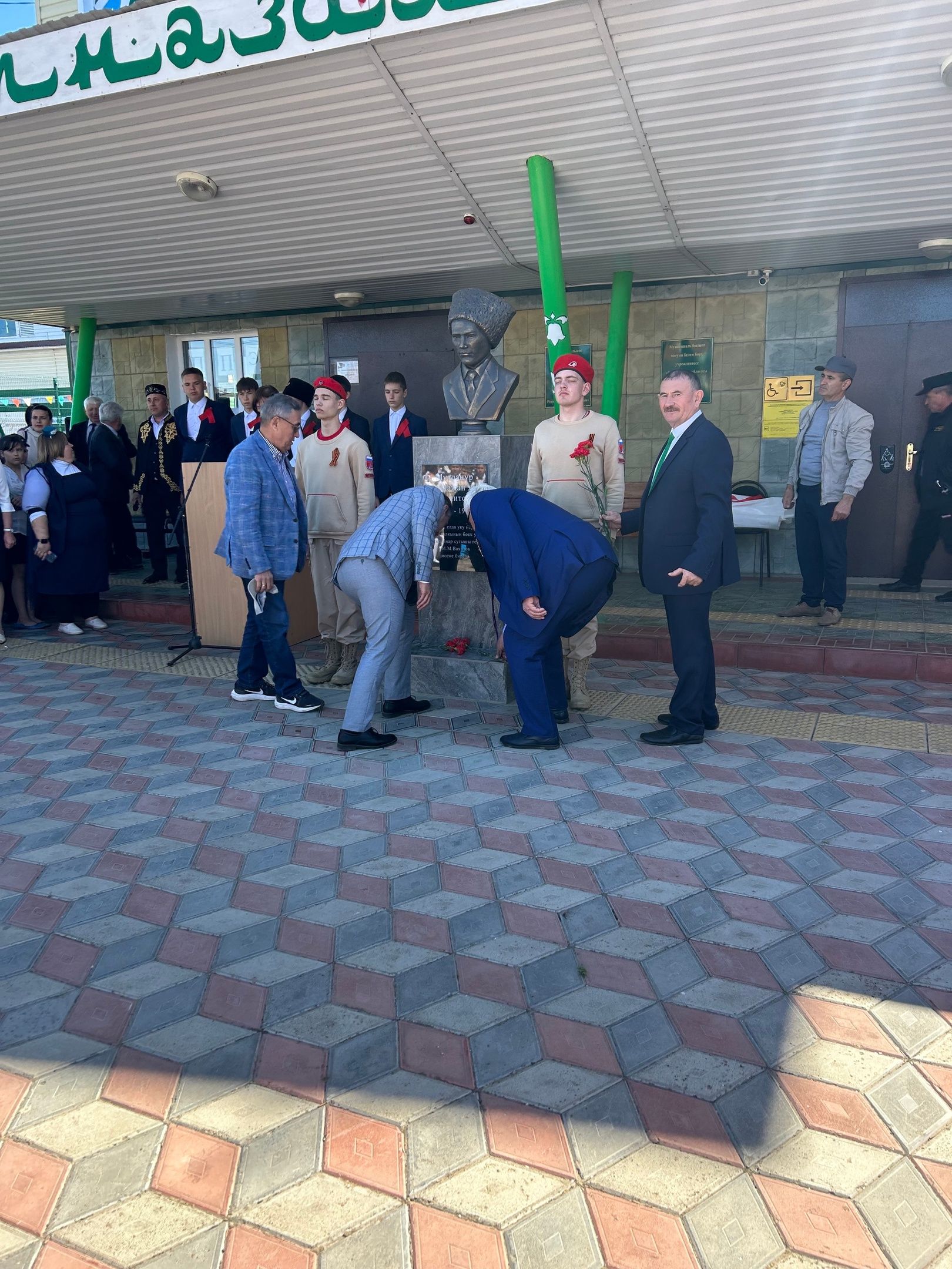 Соңгы кыңгырау көнендә Буа гимназиясендә Мулланур Вахитов бюсты ачылды
