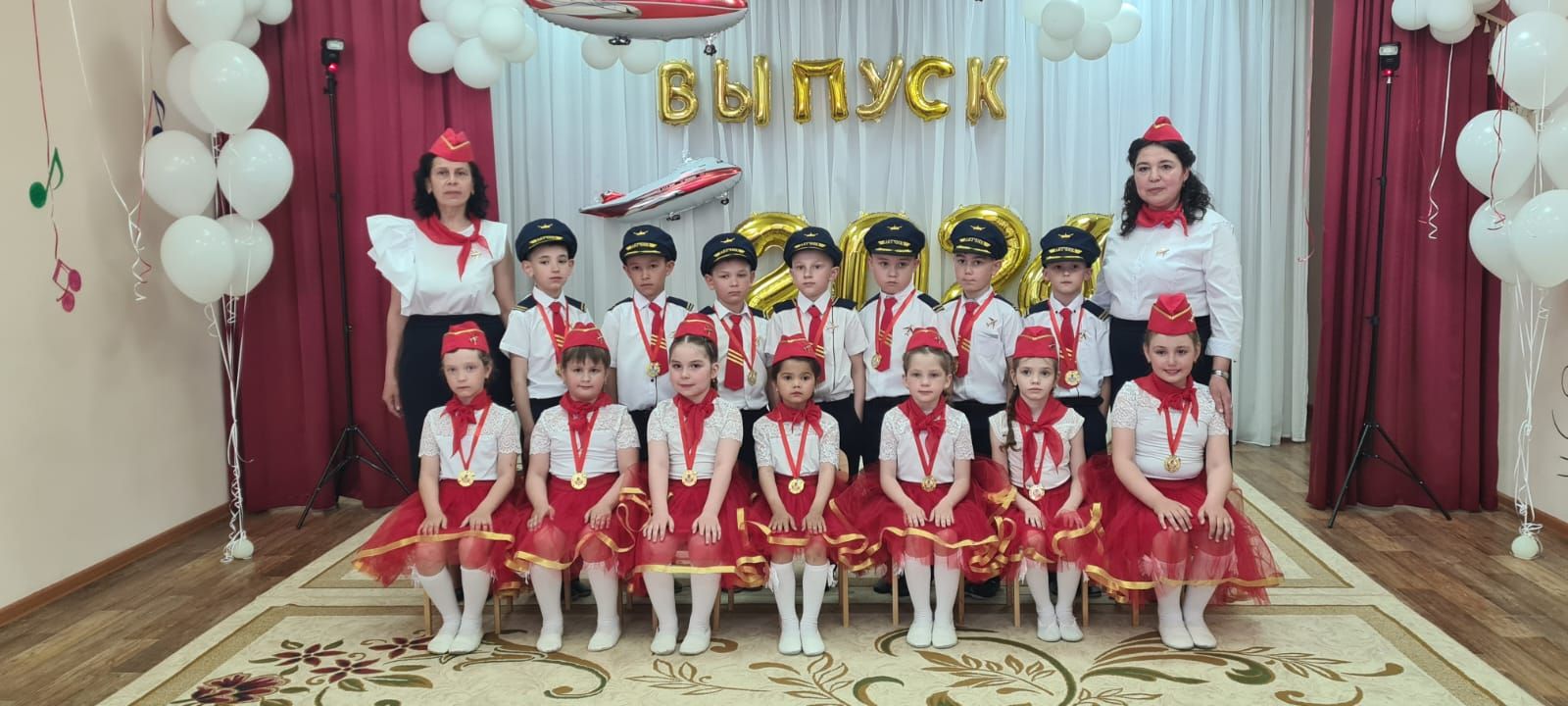 Сегодня “стюардессы” и “пилоты” из Буинского района прощались с детским садом (фоторепортаж)