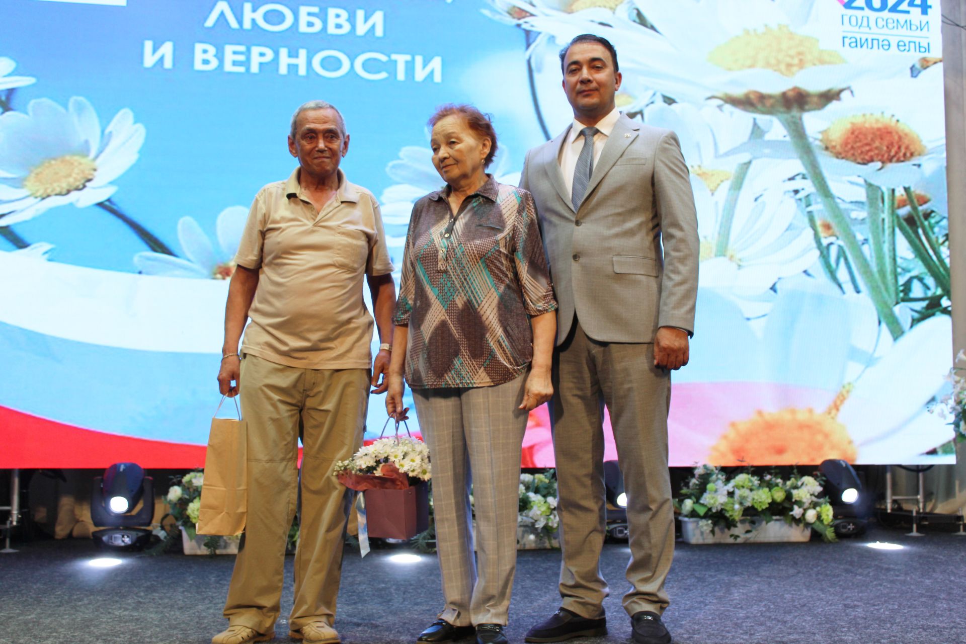 В Буинске на сцене чествовали образцовых семей-юбиляров (фото, видео)