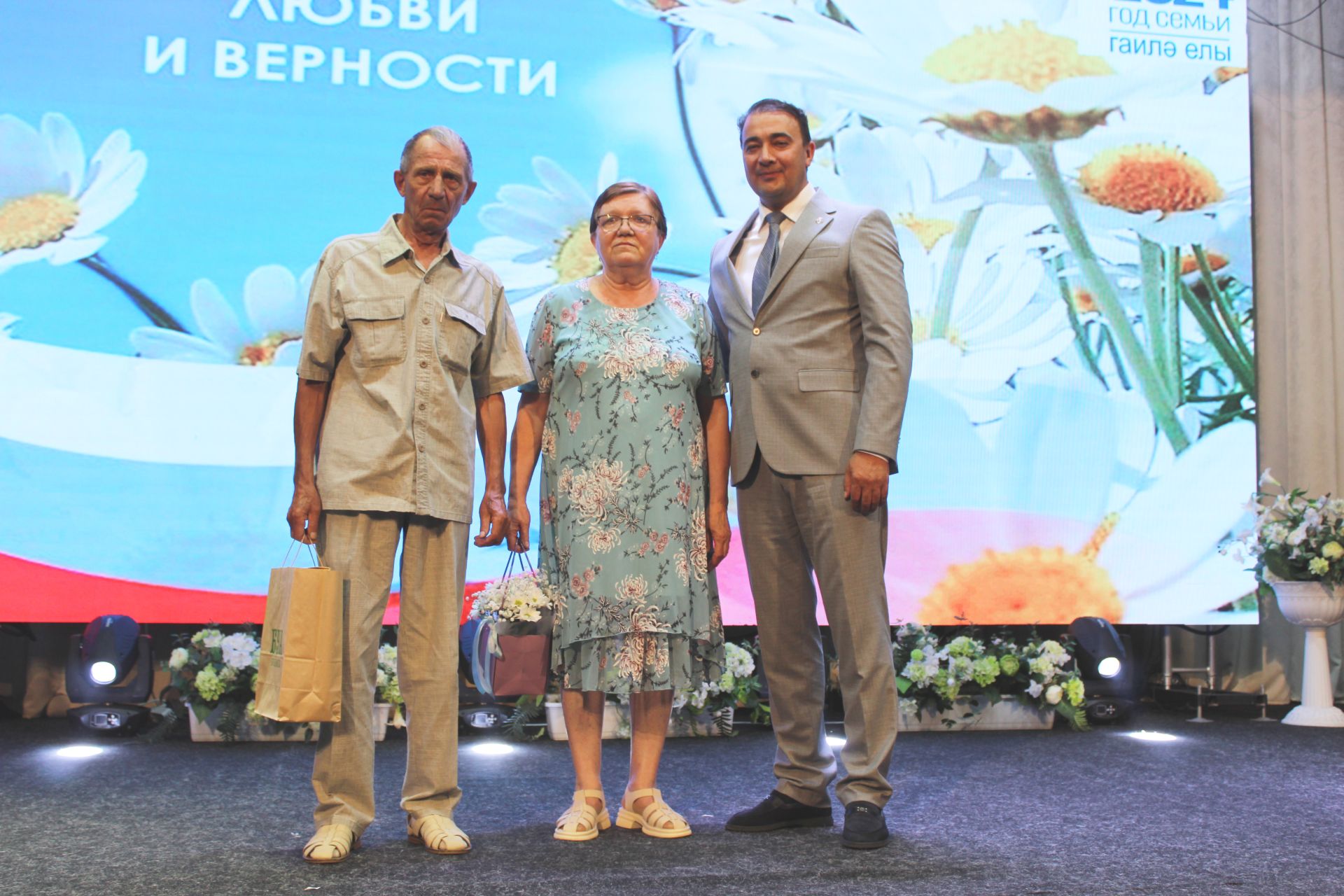 В Буинске на сцене чествовали образцовых семей-юбиляров (фото, видео)