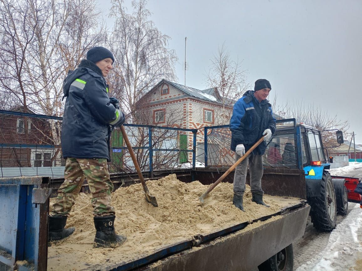 В Буинске тротуары обрабатывают песчано-соляной смесью (фото, видео)