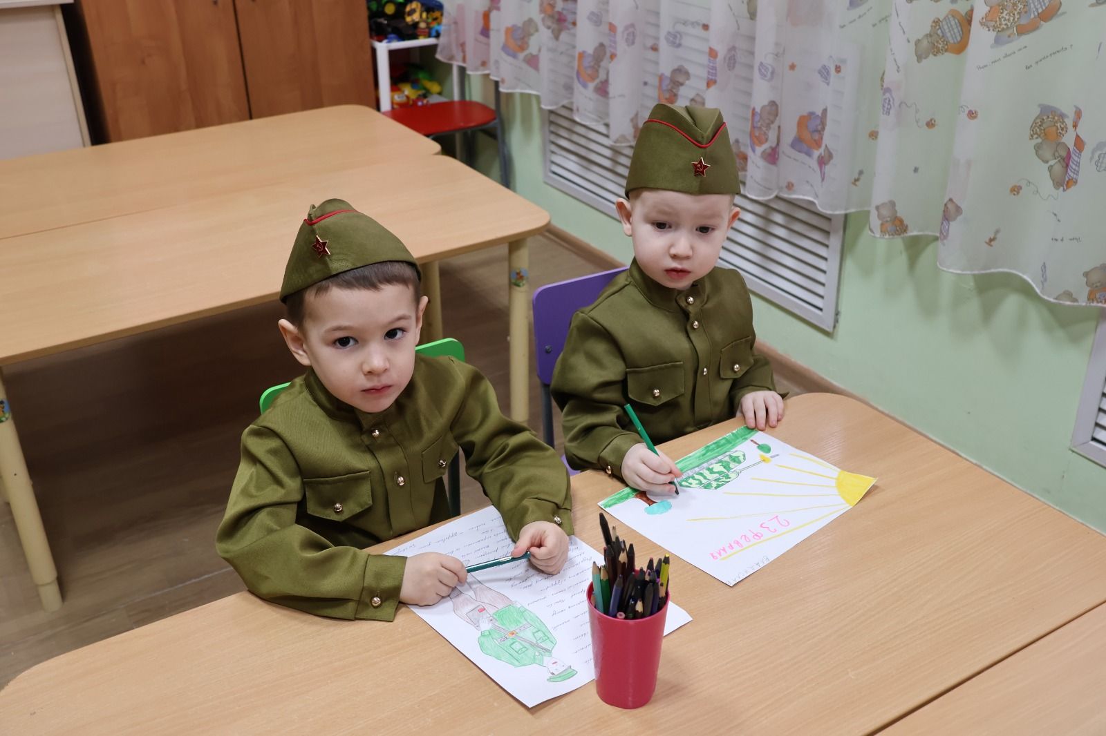 В Буинске боец, вернувшийся из СВО, посетил детский сад, где воспитывается его дочь  (фото, видео)