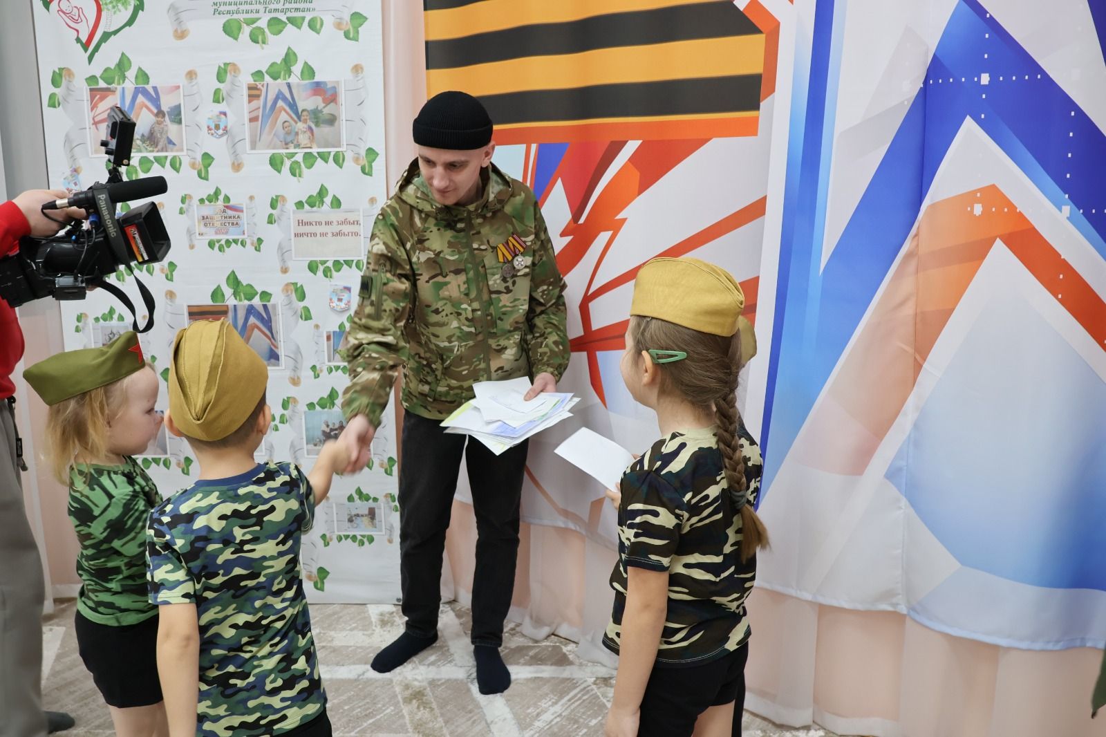 В Буинске боец, вернувшийся из СВО, посетил детский сад, где воспитывается его дочь  (фото, видео)
