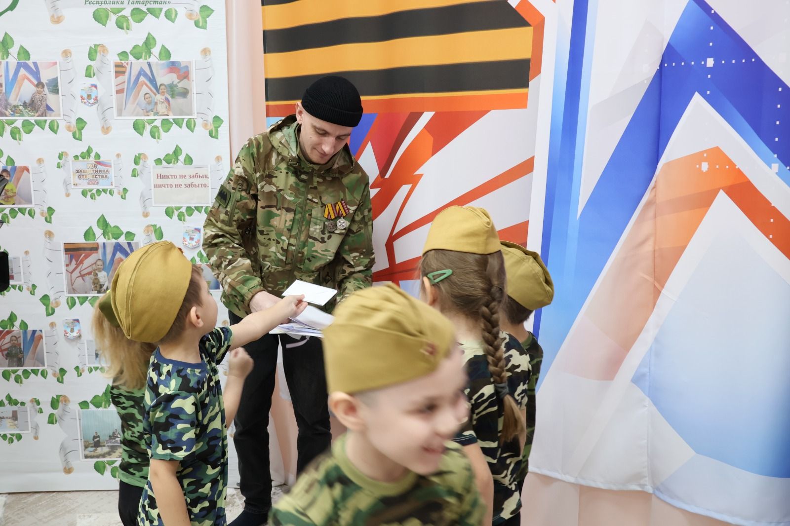 В Буинске боец, вернувшийся из СВО, посетил детский сад, где воспитывается его дочь  (фото, видео)
