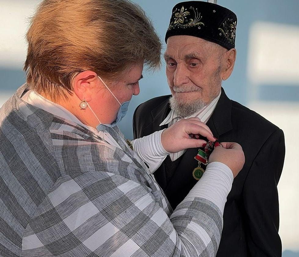 Юбилейную медаль в честь 80-летия Великой Победы вручили буинцу, который всю жизнь посвятил электрофикации нашего района