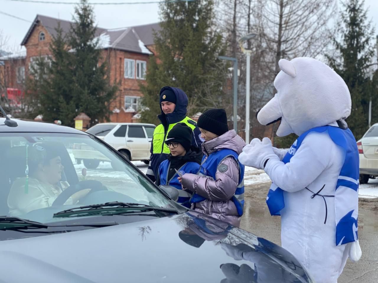 Сотрудники ГАИ Буинска дарили цветы автоледи (+фото)