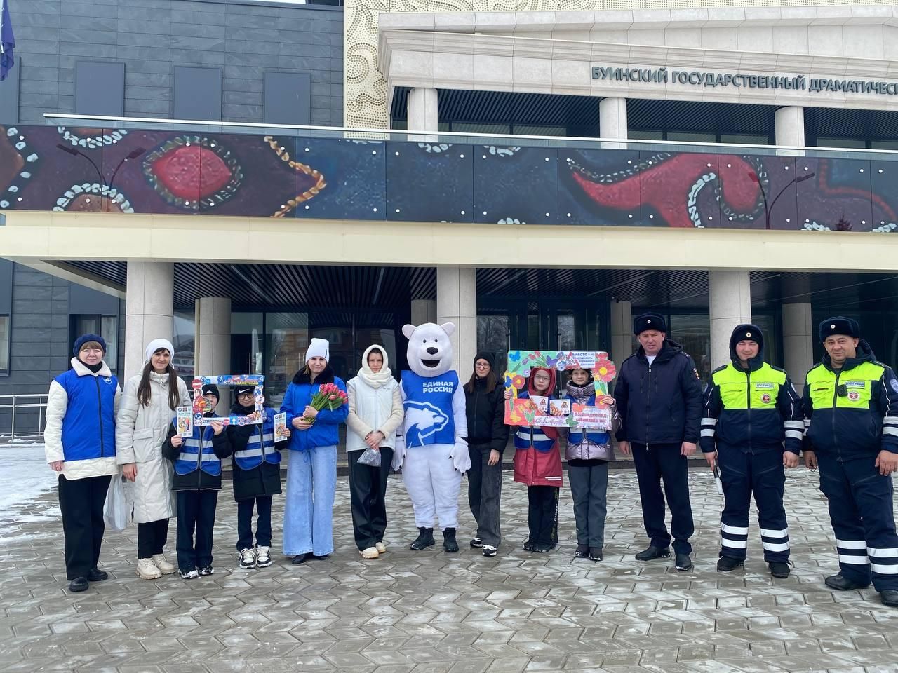 Сотрудники ГАИ Буинска дарили цветы автоледи (+фото)