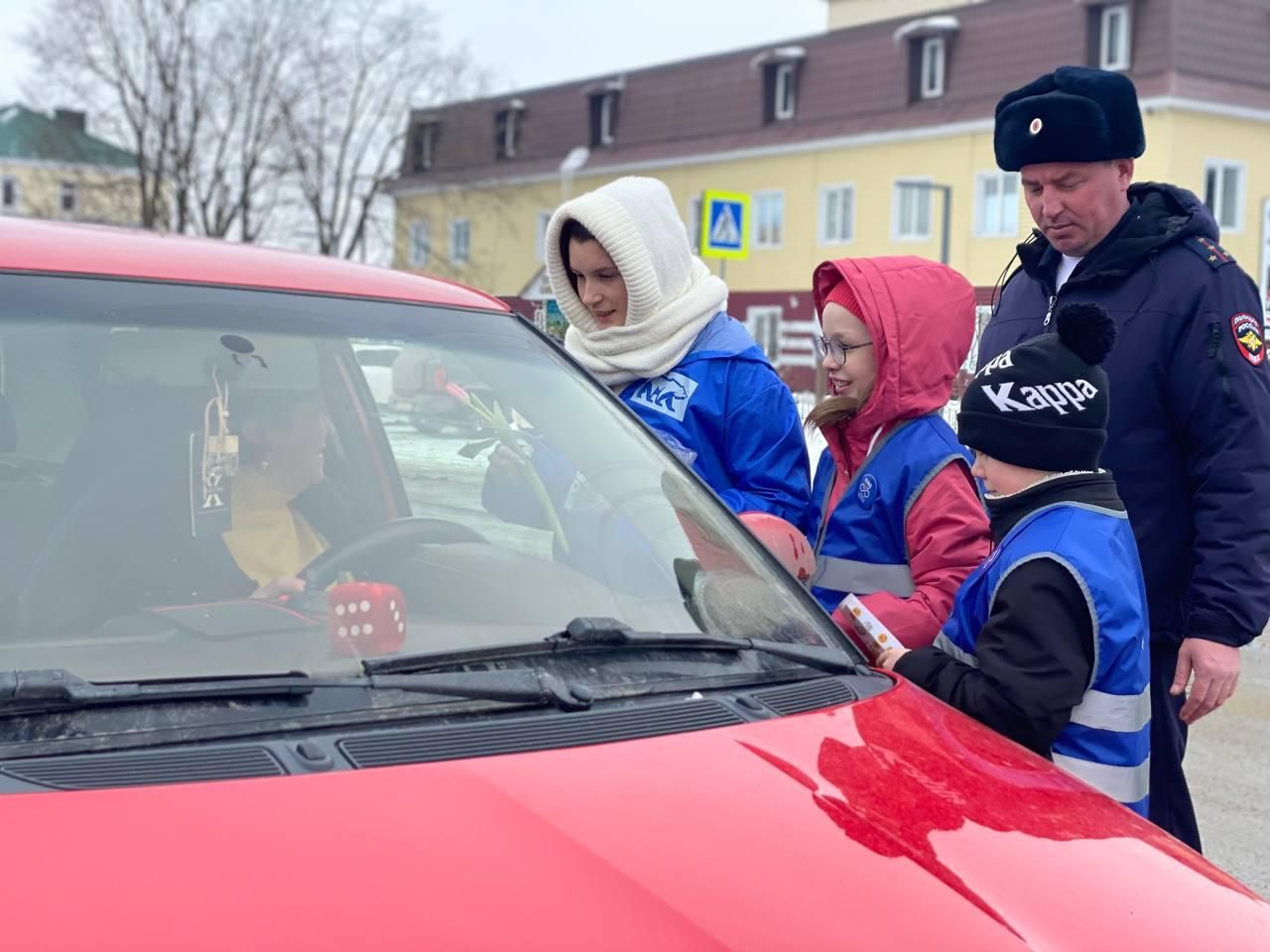 Сотрудники ГАИ Буинска дарили цветы автоледи (+фото)