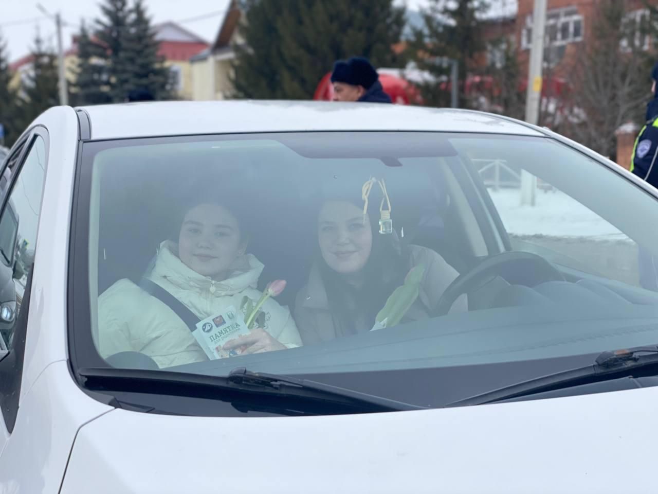 Сотрудники ГАИ Буинска дарили цветы автоледи (+фото)