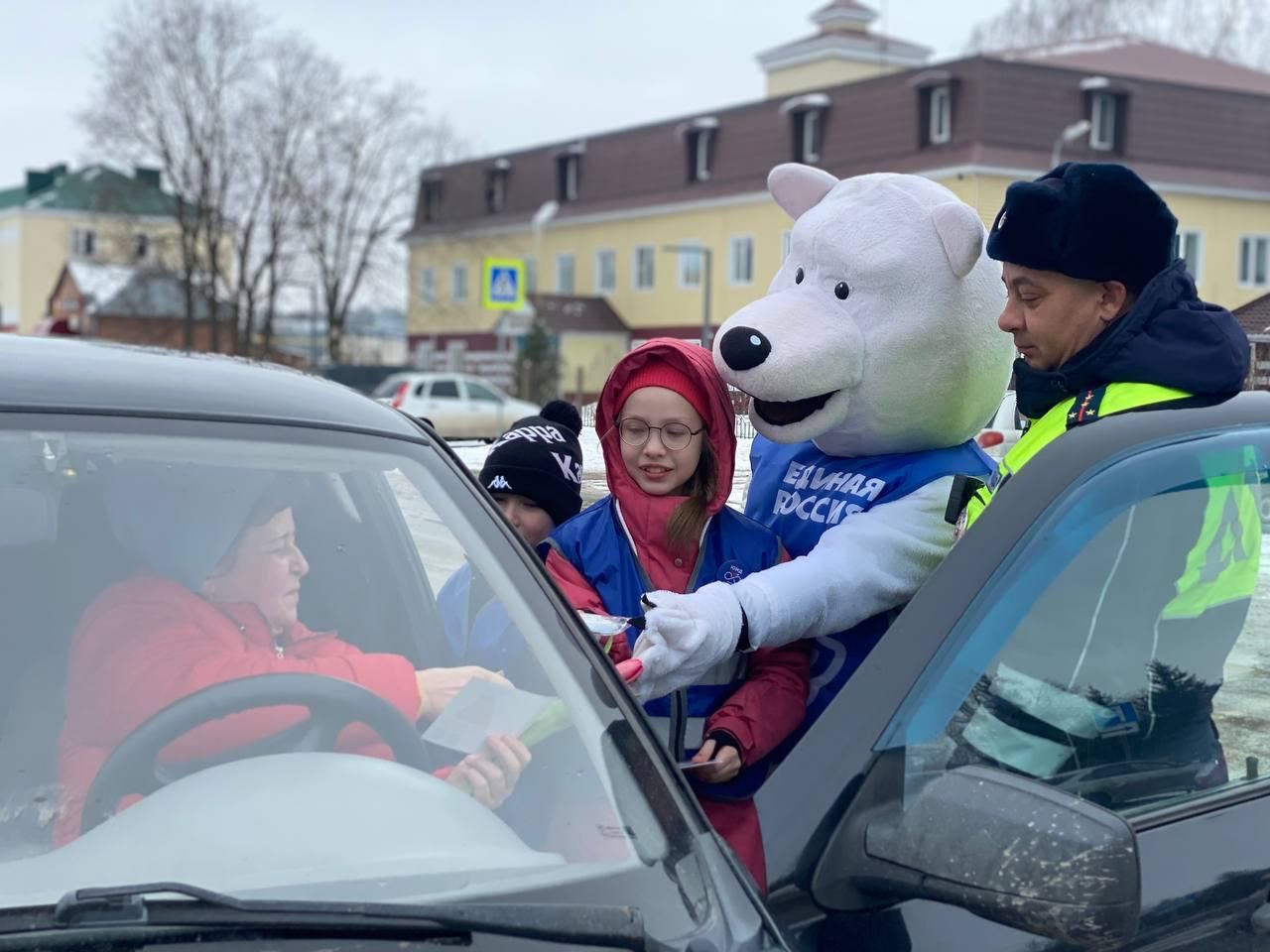 Сотрудники ГАИ Буинска дарили цветы автоледи (+фото)