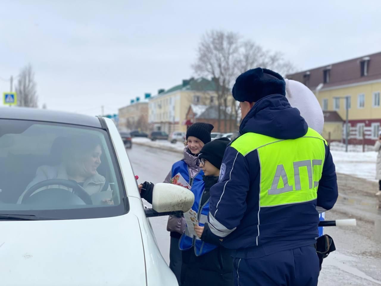 Сотрудники ГАИ Буинска дарили цветы автоледи (+фото)